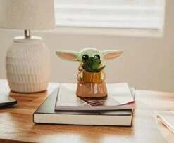 Silver Buffalo Star Wars: The Mandalorian Baby Yoda The Child Grogu 4-Inch Ceramic Mini Planter With Artificial Succulent -Organic Plant Shop 41ucRyX5lsL